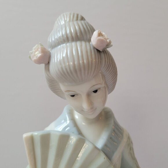Porcelain KPM Japanese Geisha Figurine With Fan Kneeling 10" Floral Detail - Picture 4 of 9